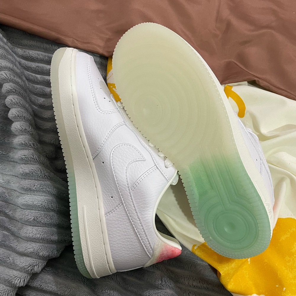 White Women's Low-Top Sneakers with Pink Heel Accent - Picture 8 of 9